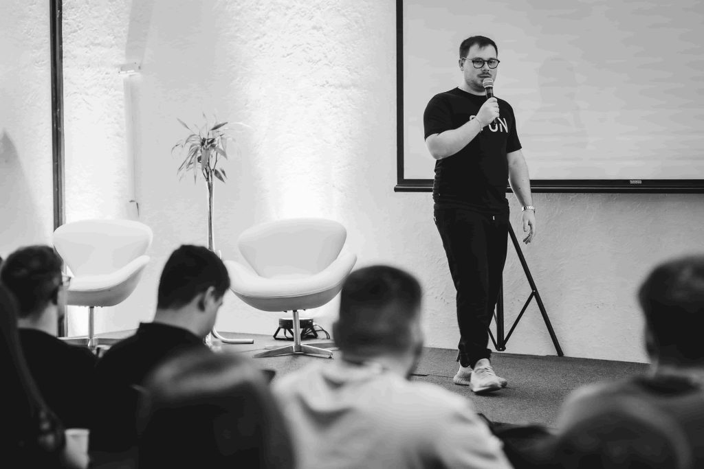 João Pedro, CEO da Spun Mídia, em apresentação durante evento interno da empresa, falando sobre cultura e crescimento.