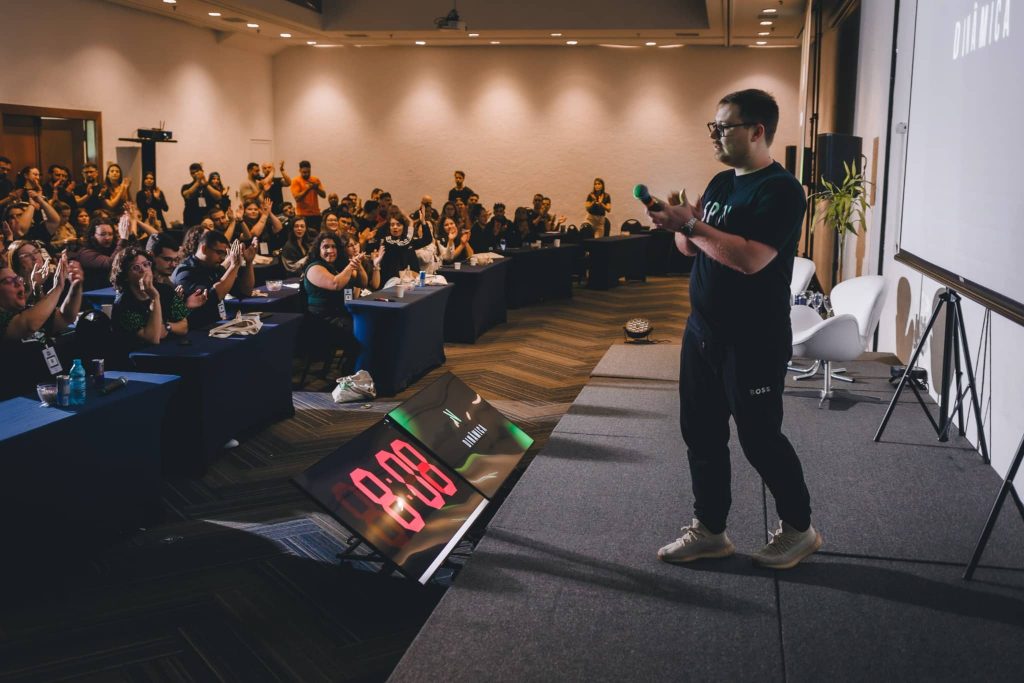 João Pedro, CEO da Spun Mídia, apresenta para uma plateia de colaboradores durante o 2º Encontro Spun Mídia.