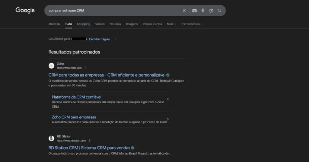 Página de resultados do Google para a busca “comprar software CRM”, exibindo anúncios patrocinados de plataformas como Zoho e RD Station no topo da página.