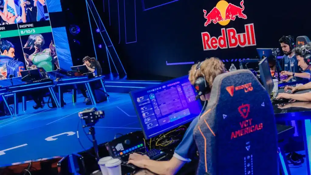 Jogadores profissionais durante campeonato de esports com patrocínio de marca em arena competitiva