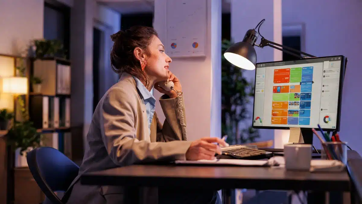 Profissional analisando painel de campanhas digitais no computador, com gráficos de performance, métricas de mídia e dados em tempo real exibidos na tela
