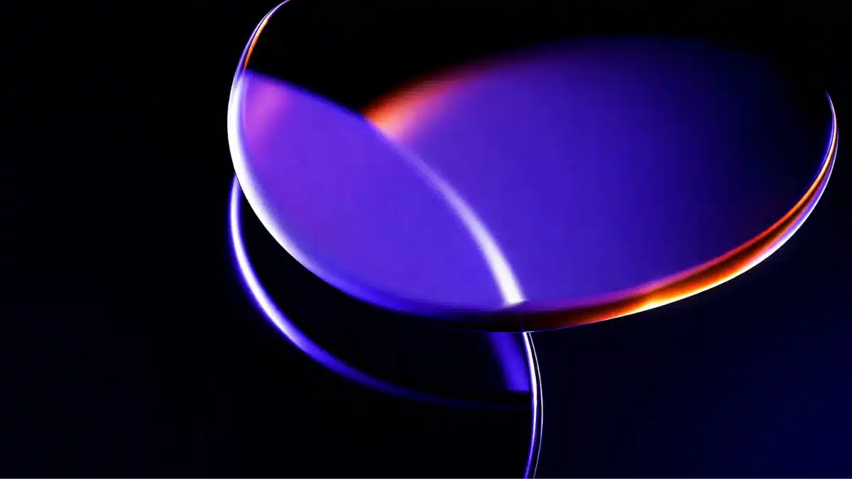 Abstração visual com formas fluidas em tons de roxo e azul sobre fundo escuro, transmitindo modernidade, tecnologia e sofisticação digital.