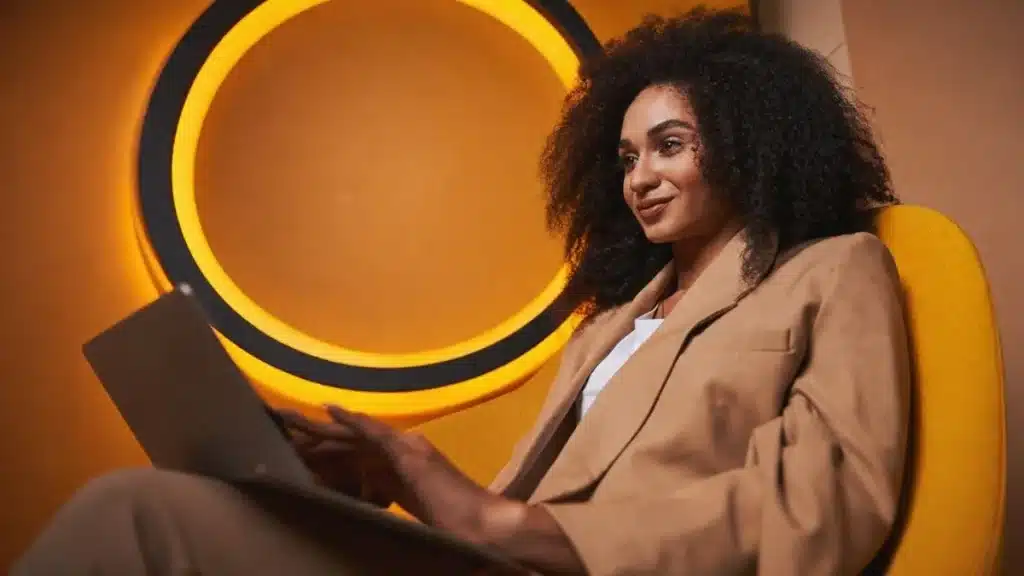 mulher utilizando notebook em ambiente digital moderno representando experiência personalizada e retenção de usuários