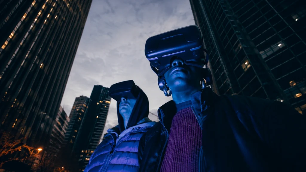Pessoa utilizando óculos de realidade virtual em ambiente urbano noturno, representando tecnologias imersivas e tendências digitais do futuro.
