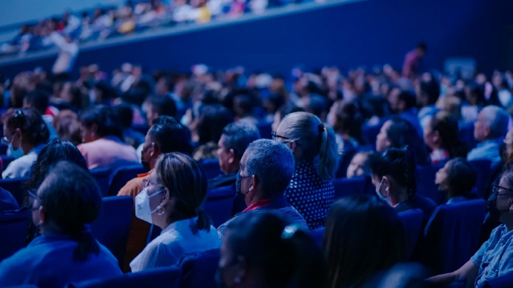 Público acompanha apresentação em auditório, representando audiência qualificada em estratégias digitais voltadas a engajamento e valor