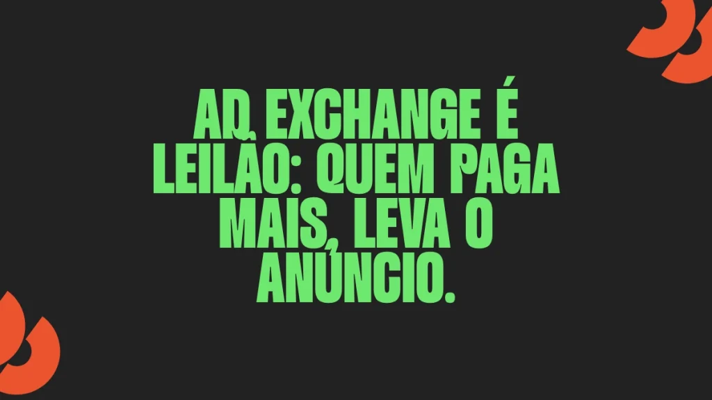 Cartão de destaque com fundo preto, texto em verde "Ad exchange é leilão: quem paga mais, leva o anúncio" e elementos gráficos laranja no estilo visual da Spun Mídia.