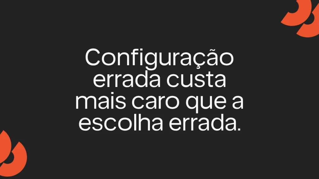 Cartão de destaque com fundo preto, texto branco "Configuração errada custa mais caro que a escolha errada" e elementos gráficos laranja no estilo visual da Spun Mídia.