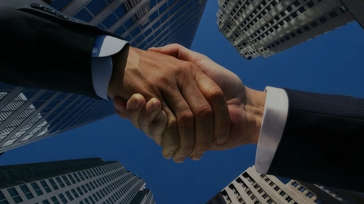 Aperto de mãos entre executivos, representando acordos de mídia programática direta